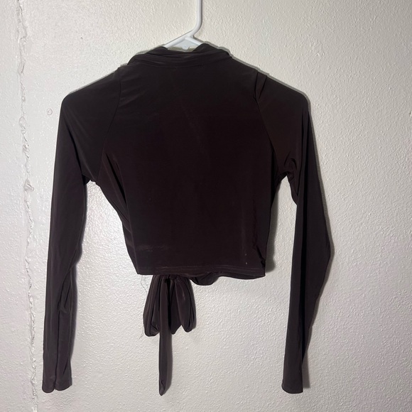 PrettyLittleThing Brown Tie Front Crop Top - Picture 2 of 2